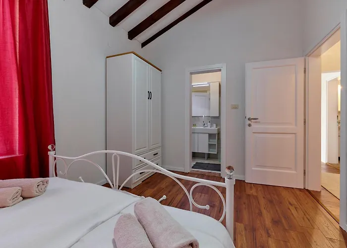 Spadici 80m From The Villa Porec