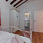 Spadici 80m From The Villa Poreč