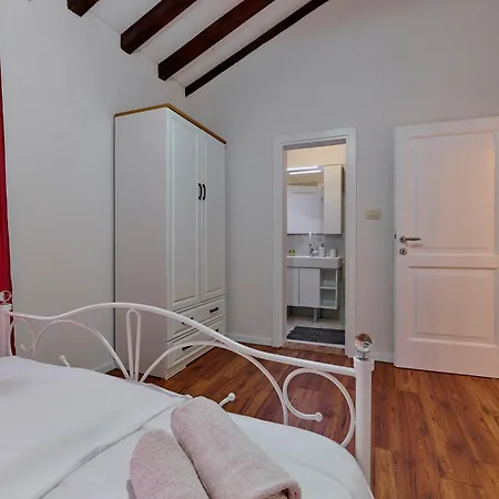 Spadici 80m From The Villa Poreč